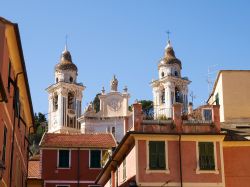 Il centro storico di Laigueglia visto dai vicoletti del paese, Liguria.
