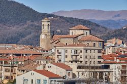 Il centro storico di Olot, Spagna, con i suoi edifici e il campanile. Comune spagnolo di circa 28 mila abitanti, Olot è il capoluogo della comarca di Garrotxa, nella provincia di Girona. ...
