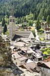 Il centro storico di Ossana fotografato dalle rovine del castello. - © diego matteo muzzini / Shutterstock.com