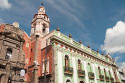 Il centro storico di Puebla con la chiesa di Belen e il Museo delle Armi, Messico.



