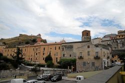 Il centro storico e la Torre dell'Orologio a Cassano allo Ionio in Calabria - © Mboesch - CC BY-SA 4.0, Wikipedia