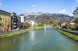 Il centro termale di Bad Ischl e il fiume Traun in Austria - © Jorg Hackemann / Shutterstock.com