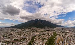 Il Cerro de la Silla domina imponente il territorio in cui sorge la città di Monterrey, Messico.
