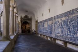 Il chiostro della Cattedrale di Viseu, Portogallo. Iniziata in stile romanico nel XII° secolo sotto il regno di Alfonso I°, la chiesa fu rimaneggiata in epoche successive con aggiunte ...