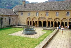 Il chiostro dell'abbazia romanica di Sainte-Foy a Conques, Francia. I fedeli in viaggio verso Santiago de Compostela si fermano in questo luogo sacro - © Pecold / Shutterstock.com