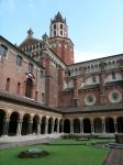 Il chiostro interno della Basilica di Sant'Andrea, il monumento più importante di Vercelli - © Michele Buzzi / Shutterstock.com