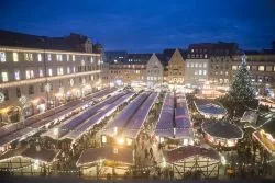 Il Christkindlmarkt fotografato by night dall'alto nella città di Augusta, Germania - © Jung Hsuan / Shutterstock.com