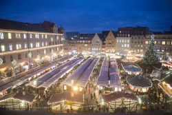Il Christkindlmarkt fotografato by night dall'alto nella città di Augusta, Germania - © Jung Hsuan / Shutterstock.com