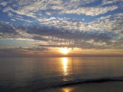 Il cielo e il mare di Castiglione della Pescaia al tramonto (Toscana).
