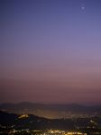 Il cielo notturno fotografato da Castelnuovo Magra in Liguria, al confine con la Toscana. In alto i due pianeti Vere e Giove in congiunzione 