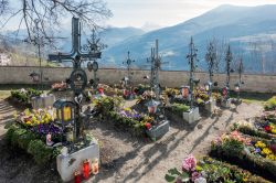 Il cimitero della Chiesa di Santo Stefano a Villandro, Alto Adige - © Philip Bird LRPS CPAGB / Shutterstock.com