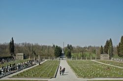 Il cimitero di Crespi d'Adda, all'insegna del rigore anglosassone - il cimitero di Crespi d'Adda, situato al termine della via principale del villaggio, fu costruito secondo il modello ...