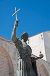 Il Colosso di Barletta, Puglia. Questa enorme statua di bronzo sorge nei pressi della Basilica del Santo Sepolcro. Le sue origini si fanno risalire alla prima metà del V° secolo.
 ...