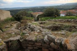 Il complesso nuragico di Santa Caterina in centro ad Uri, in Sardegna Di Gianni Careddu - Opera propria, CC BY-SA 4.0, Collegamento