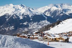 Il comprensorio sciistico di La Plagne nelle Alpi della Savoia, Francia, in una giornata invernale di sole - © Kaca Skokanova / Shutterstock.com