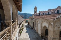 Il cortile del monastero ortodosso della Santa Croce a Omodos, Cipro - © Philip Willcocks / Shutterstock.com