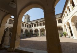 Il cortile di un palazzo medievale di Bevagna, Umbria, Italia.
