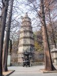 Il cortile di uno stupa di epoca Qing nei pressi del tempio Huayan nella zona panoramica Yanku sul monte Lao, Qingdao, Cina.

