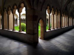 Il cortile interno con arcate nel complesso religioso di San Francesco a Bolzano, Trentino Alto Adige. La chiesa dei Francescani, il chiostro e il convento risalgono alla prima metà del ...