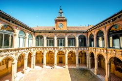 Il cortile interno dell'Archiginnasio di Bologna, Emilia-Romagna. Fra gli edifici più importanti della città, questo edificio ospita oggi la biblioteca municipale e il teatro ...