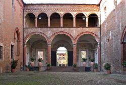 Il Cortile interno di Rocca Isolani, uno dei manieri di Minerbio in Emilia Di Ginogiano - Opera propria, CC BY-SA 3.0, Collegamento