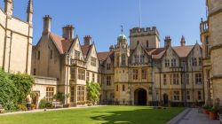 Il cortile interno di un college a Oxford, Inghilterra (UK) - © jakubtravelphoto / Shutterstock.com