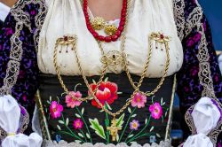 Il costume tradizionale delle donne di Uri, provincia di Sassari, Sardegna - © GIANFRI58 / Shutterstock.com