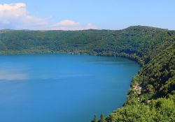 Il cratere del lago di Nemi nel Lazio, siamo nel complesso vulcanico dei Colli Albani - © gvictoria / Shutterstock.com