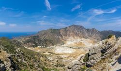 Il cratere del vulcano Stephanos visto dall'alto, isola di Nisyros, Dodecaneso.

