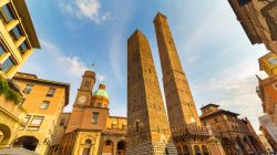Il cuore del centro storico di Bologna con le Due Torri Garisenda e degli Asinelli), simbolo dell'epoca medioevale