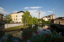 Il delizioso centro storico di Sacile in Friuli Venezia Giulia. Il caratteristico centro storico di questa cittadina sorge su due isole del fiume Livenza sulle cui sponde si affacciano eleganti ...
