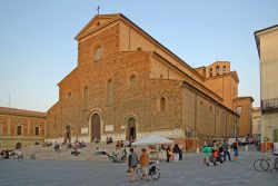 Il Duomo di Faenza al tramonto. Intitolata a San Pietro Apostolo possiede un pianta a croce latina con tre navate - © claudio zaccherini / Shutterstock.com