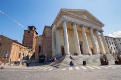 Il duomo di San Pietro Apostolo a Treviso, Veneto. L'edificio attuale venne costruito nel 1770 in stile neoclassico da Andrea Memmo e Giannantonio Selva - © Andrzej Rostek / Shutterstock.com ...