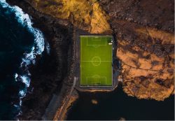 Il famoso campo da calcio di Eidi, Isole Faroe, in posizione spettacolare tra rocce e mare