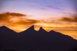 Il famoso Cerro de la Silla nei pressi di Monterrey (Messico) al tramonto. Questa montagna culmina a 1820 metri di altezza nella Sierra Madre Orientale.

