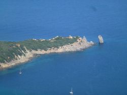 Il faraglione di Giglio Campese visto da Giglio Castello