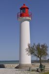 Il faro bianco e rosso nel villaggio di Saint-Martin-de-Re, Francia.
