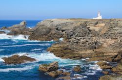 Il faro des Poulains a Belle Ile en Mer, Francia. Questo piccolo faro automatizzato con una visibilità di 23 miglia (la cui autonomia è garantita dai suoi pannelli solari) è ...