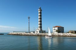 Il faro di Jesolo sulla spiaggia alla foce del fiume Sile, Veneto.


