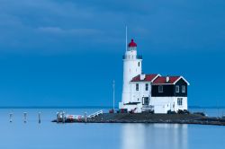 Il faro Paard nel villaggio di Marken al crepuscolo, Olanda. Questa località è una penisola del Markermeer, lago artificiale dei Paesi Bassi - © Luboslav Tiles / Shutterstock.com ...