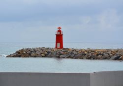 Il faro rosso al porto di Oneglia, provincia di Imperia, Liguria.
