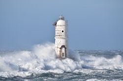 Il faro spettacolare di scoglio Mangiabarche a Calasetta in Sardegna, Isola di Sant'Antioco.