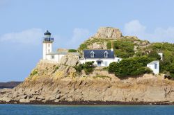 Il faro sull'isola di Louet nella baia di Morlaix, Costa d'Armor, Francia. Questo faro ha guidato i naviganti dal 1857 agli anni '60 del 1900 illuminando con il suo fascio luminoso ...