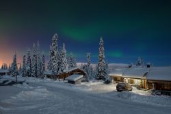 Il fenomeno dell'aurora boreale a Kuusamo, Lapponia, Finlandia. La cittadina è una delle zone più nevose di tutta la Finlandia: il terreno è coperto da un soffice strato ...