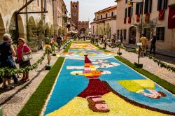 Il Festival dell'Infiorata di Noale, durante le celebrazioni del Corpus Somini in Veneto - © REDMASON / Shutterstock.com