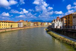 Il fiume Arno e la chiesa di Santa Maria della Spina a Pisa, Toscana. Una bella immagine del lungofiume di Pisa in una giornata di sole.




