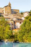 Il fiume Bidente e il villaggio medievale di ...
