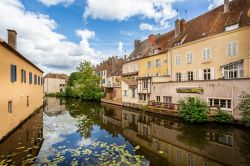 Il fiume Bourbince e lo sbarramento a Paray-le-Monial, Borgogna, Francia - © Nigel Jarvis / Shutterstock.com