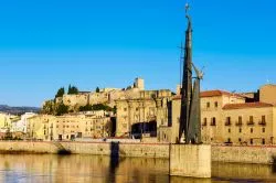 Il fiume Ebro e il monumento ai Caduti della Battaglia dell'Ebro a Tortosa, Spagna. L'opera scultorea è stata realizzata in memoria dei cittadini schierati a fianco di Franco ...