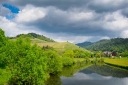 Il fiume Kinzig nella Foresta Nera vicino a Gengenbach in Germania